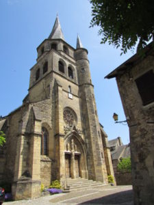 L'église gothique de St Côme d'Olt avec son clocher torse