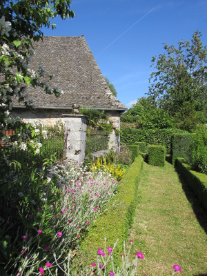 Allée de buis latérale du jardin