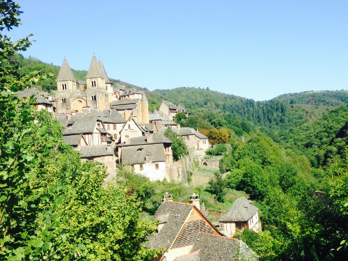 Conques dans son écrin de verdure