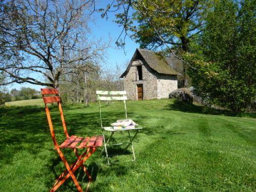 Farniente dans le jardin du Gite de la Rouquette avec le sécadou