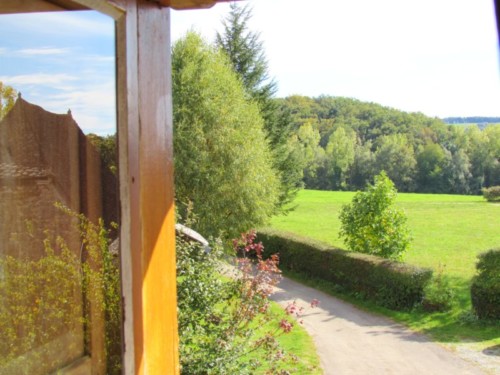 Par la fenêtre de la chambre parentale