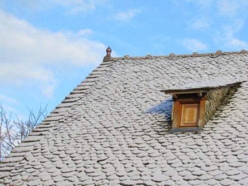 Toît enneigé du Gîte de la Rouquette