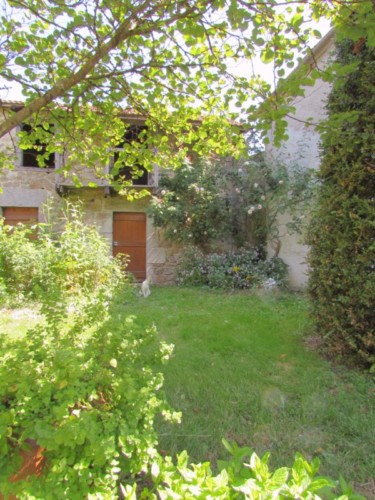 Une dépendance du Gite de la Rouquette pour le mobilier de jardin et le bois de cheminée