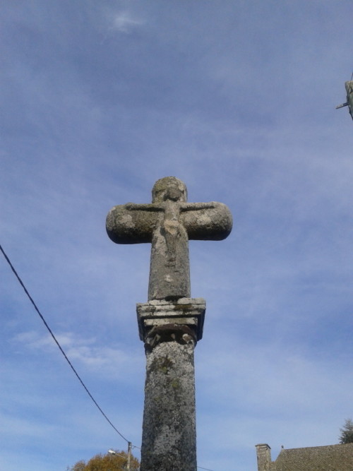 De très jolies croix érodées par les siècles jalonnent les chemins, dans le Cantal